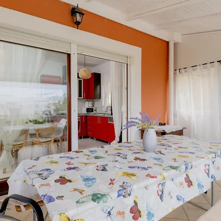 Niko With Private Swimming Pool