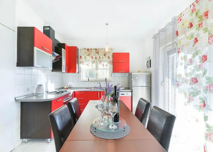 Niko With Private Swimming Pool